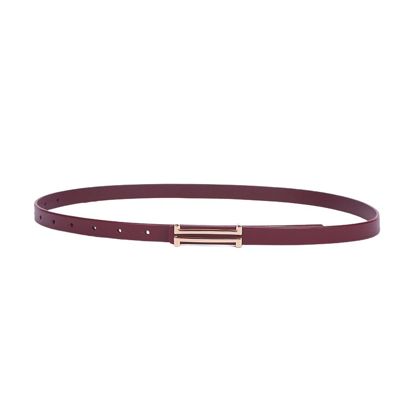 Ceinture fine en cuir bordeaux pour femme, modèle Courchevel, avec une boucle dorée rectangulaire à double barre et une fermeture crochet clou.