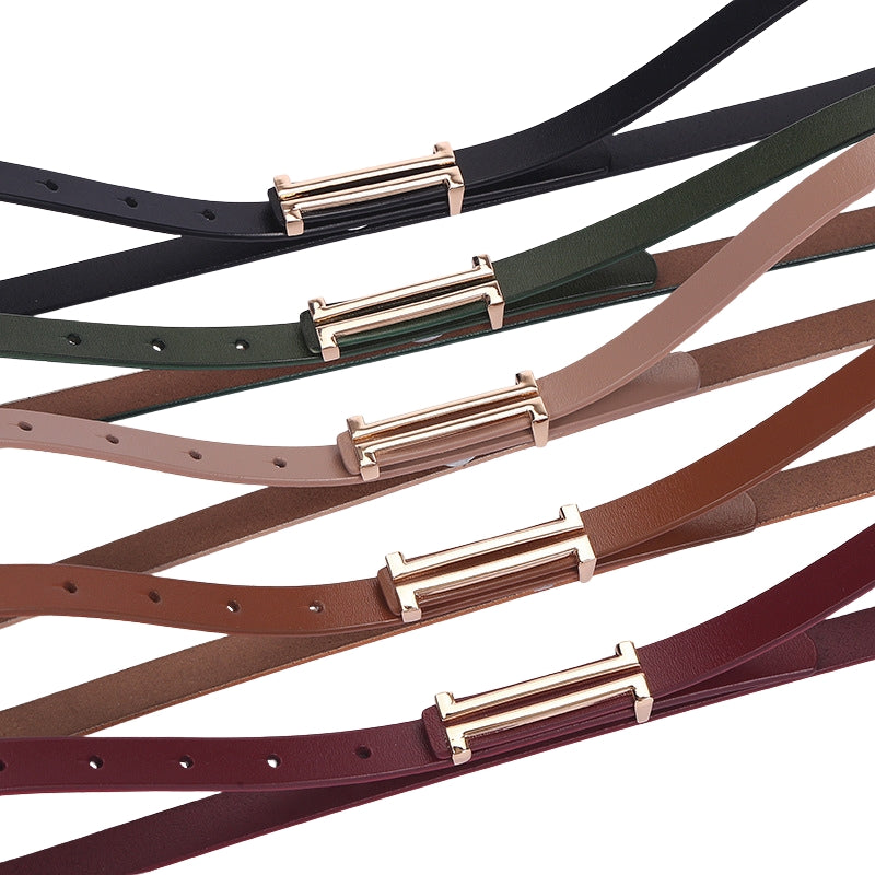 Ceintures Courchevel pour femme en cuir pleine fleur, disponibles en plusieurs couleurs, avec boucle dorée rectangulaire et design fin de 1.8 cm.