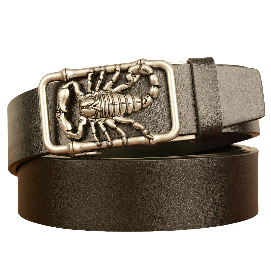 Ceinture homme noire en cuir avec boucle argentée ornée d'un scorpion stylisé sur une branche de bambou. Fermoir automatique rétro.