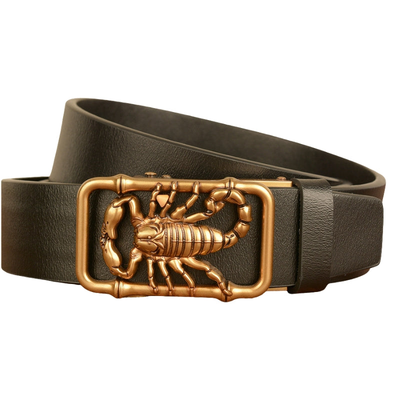 Ceinture homme Cyprien noire avec boucle rectangulaire dorée ornée d'un scorpion en relief et d'une barre en bambou
