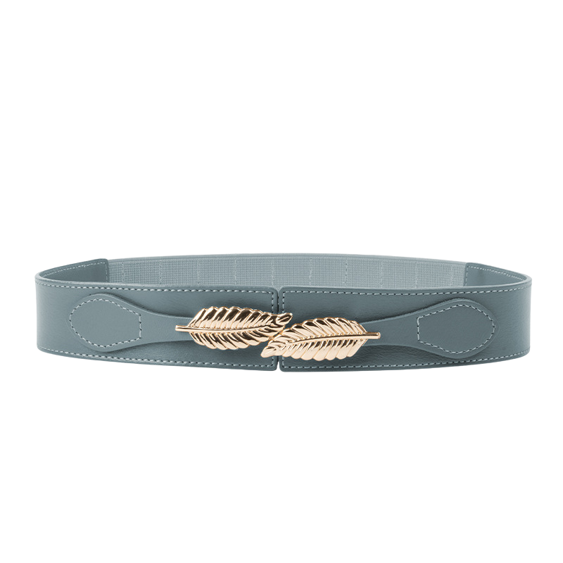 Ceinture élastique Daphné bleu clair avec boucle dorée en forme de feuille, idéale pour cintrer une robe, un manteau ou un blazer.