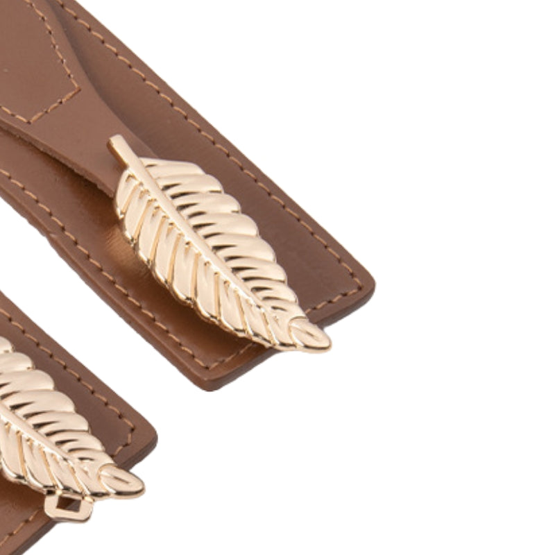 Ceinture Daphné marron avec boucle dorée en forme de feuille, gros plan sur les détails du produit.