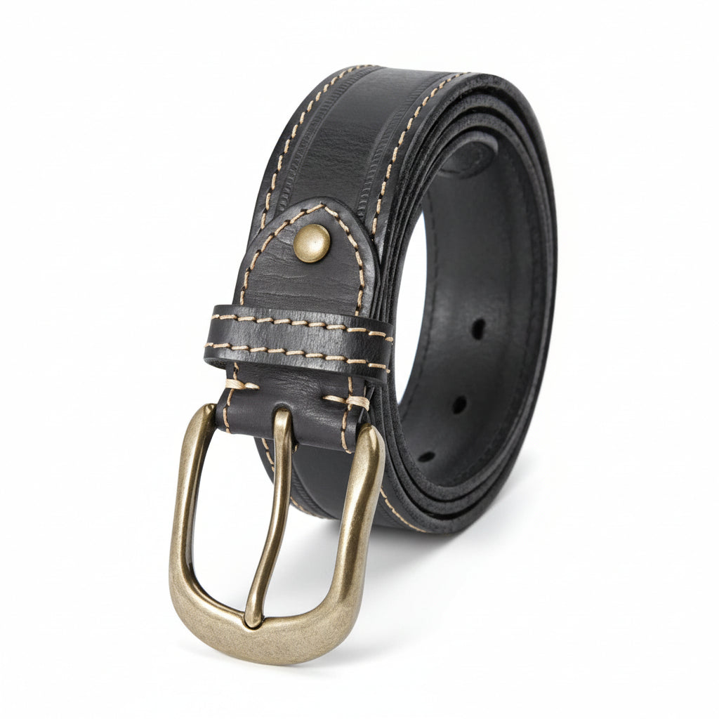 Ceinture homme Daumier en cuir noir avec boucle ardillon dorée vieillie et surpiqûres contrastées.