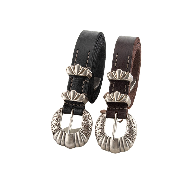 Deux ceintures en cuir pleine fleur, une noire et une marron, avec des boucles ardillon ovales irrégulières en métal argenté finement sculptées, esprit vintage européen.