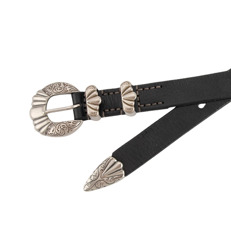 Ceinture noire femme Délicatesse en cuir pleine fleur avec boucle ardillon ovale irrégulière et ornements métalliques argentés style vintage européen.