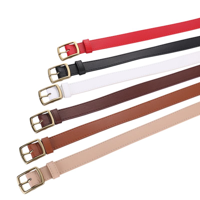 Ceintures fines pour femme modèle Désir en cuir de vachette suédé, proposées en plusieurs coloris : rouge, noir, blanc, marron foncé, camel et beige. Chaque ceinture est dotée d'une boucle ardillon rectangulaire en métal doré vieilli.