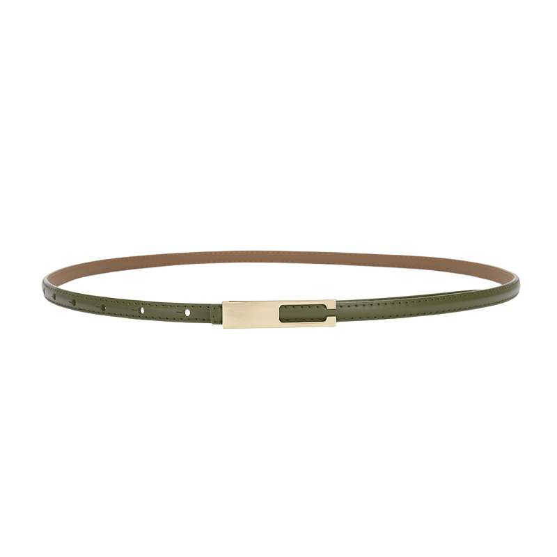 Ceinture fine verte Désirée en cuir de vachette avec boucle dorée en forme de C et système de fermeture invisible.