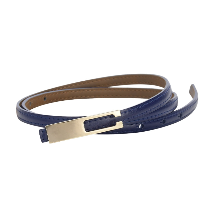 Ceinture fine Désirée bleu marine en cuir de vachette avec boucle dorée en forme de lettre C et système de fermeture invisible.