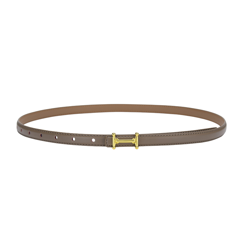 Ceinture fine en cuir refendu de vachette beige foncé, modèle Diamantine, avec une boucle dorée en forme de H.
