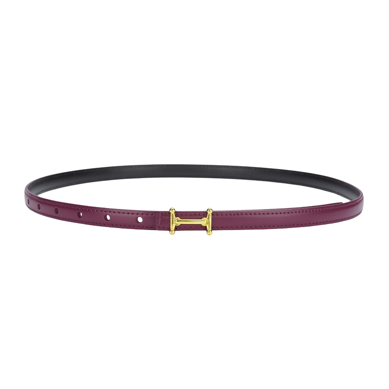 Ceinture fine pour femme Diamantine en cuir refendu de vachette prune avec boucle crochet dorée en forme de H.