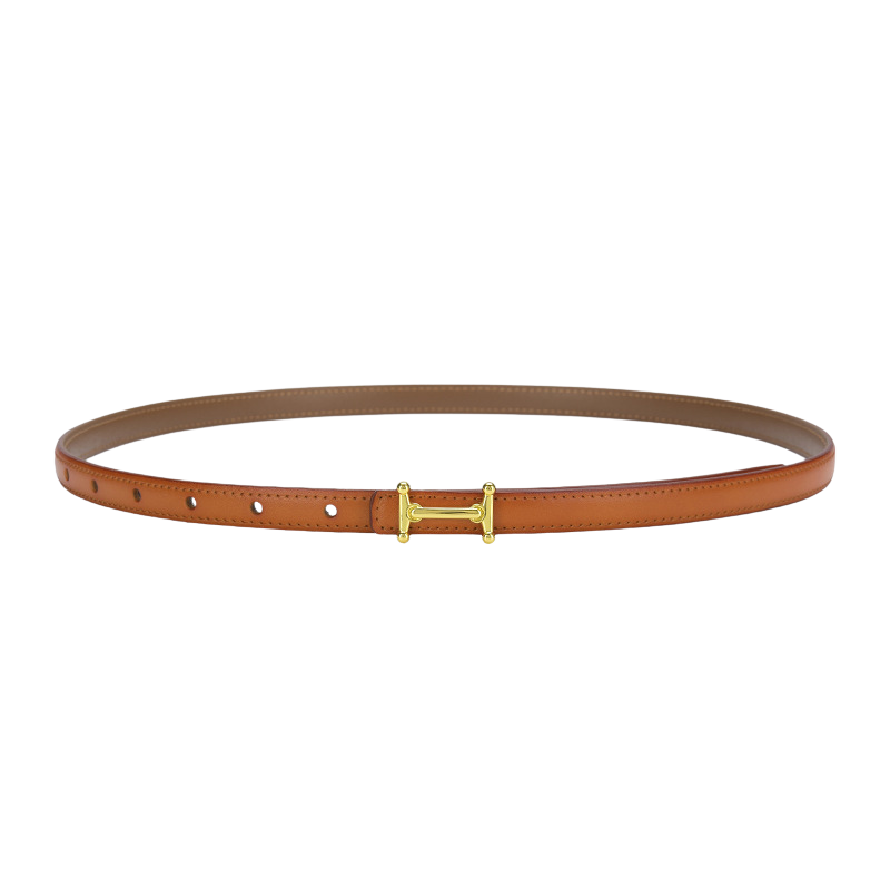 Ceinture fine en cuir de vachette marron clair avec boucle dorée en forme de H, modèle Diamantine