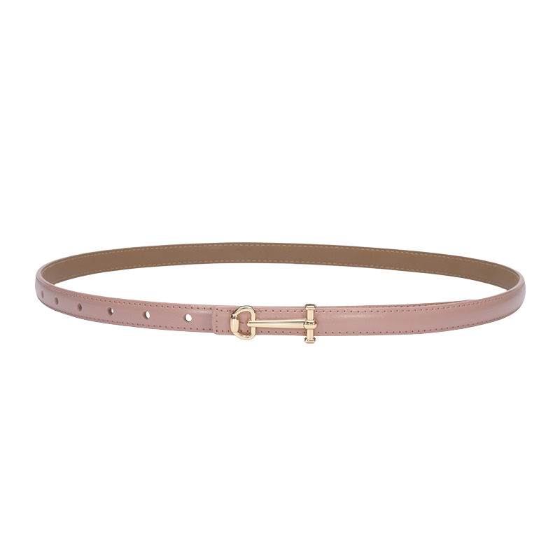 Ceinture fine pour femme Diane en cuir lisse rose clair avec boucle dorée en forme de clé.