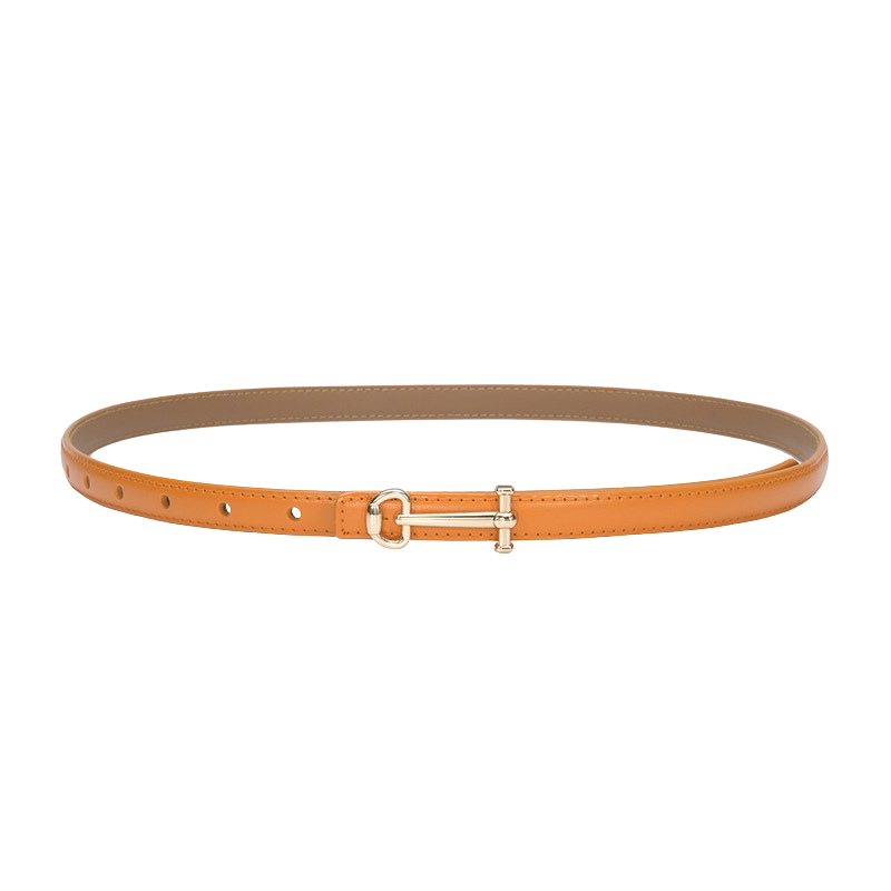 Ceinture fine Diane en cuir lisse orange avec boucle dorée en forme de clé.
