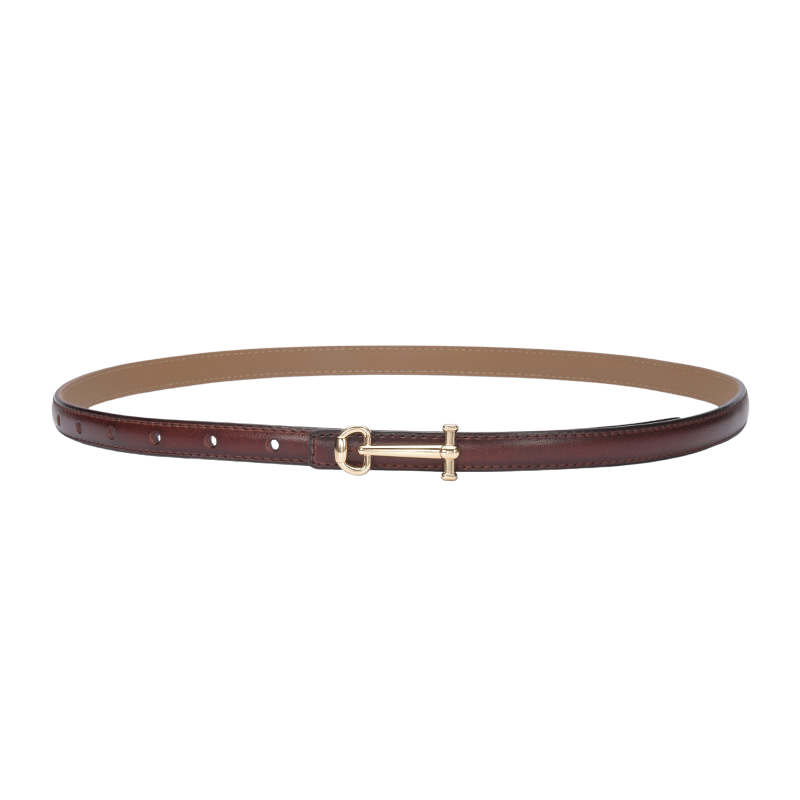 Ceinture fine en cuir lisse bordeaux pour femme, modèle Diane, avec boucle dorée en forme de clé.