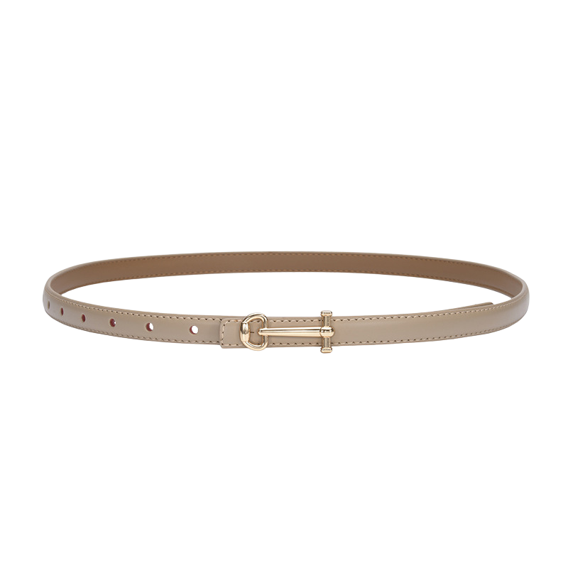 Ceinture fine en cuir beige clair modèle Diane avec boucle dorée en forme de clé.