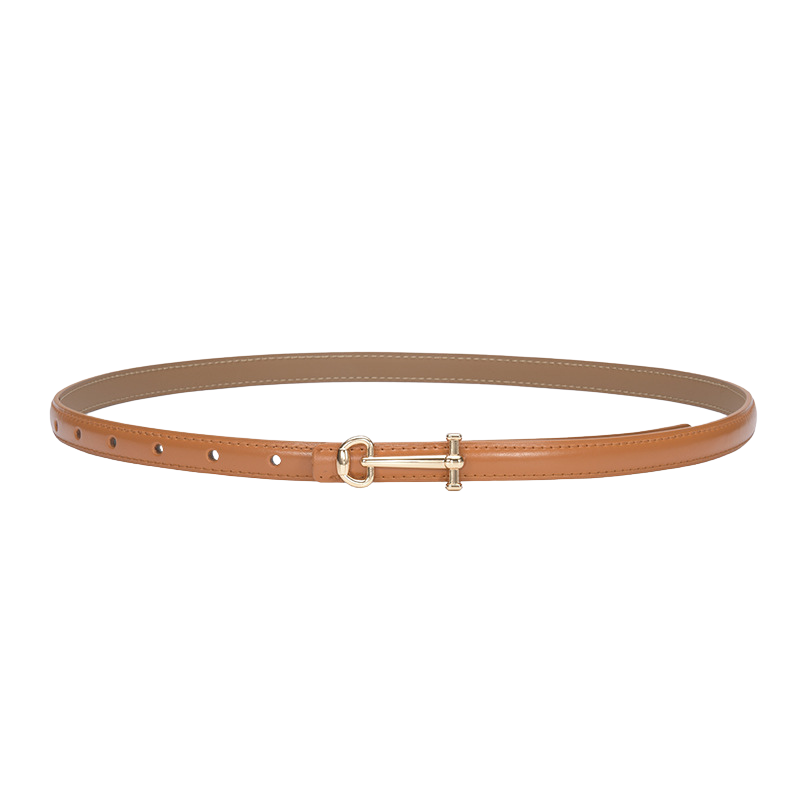 Ceinture fine Diane en cuir lisse camel avec boucle dorée en forme de clé.