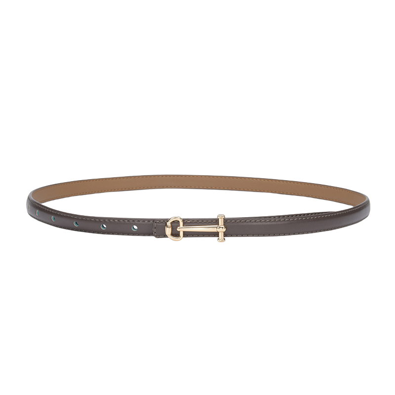 Ceinture fine en cuir lisse marron foncé pour femme, modèle Diane, avec boucle dorée en forme de clé.