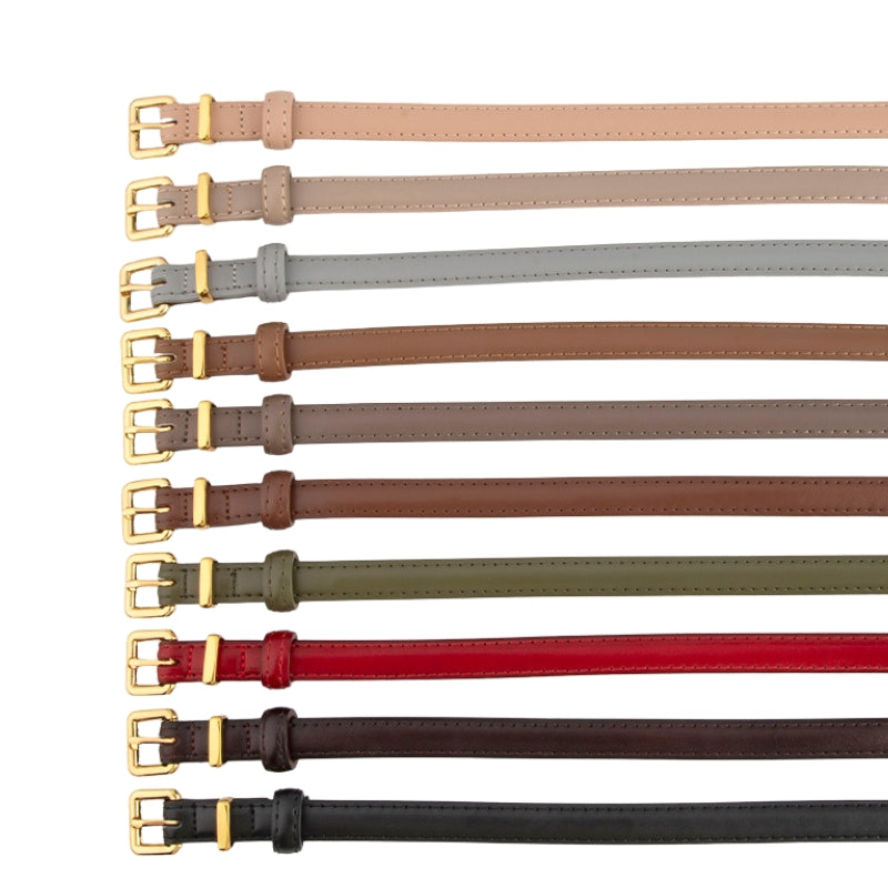 Collection de ceintures fines Divine en cuir refendu de vachette, disponibles en plusieurs couleurs avec des boucles rectangulaires dorées.