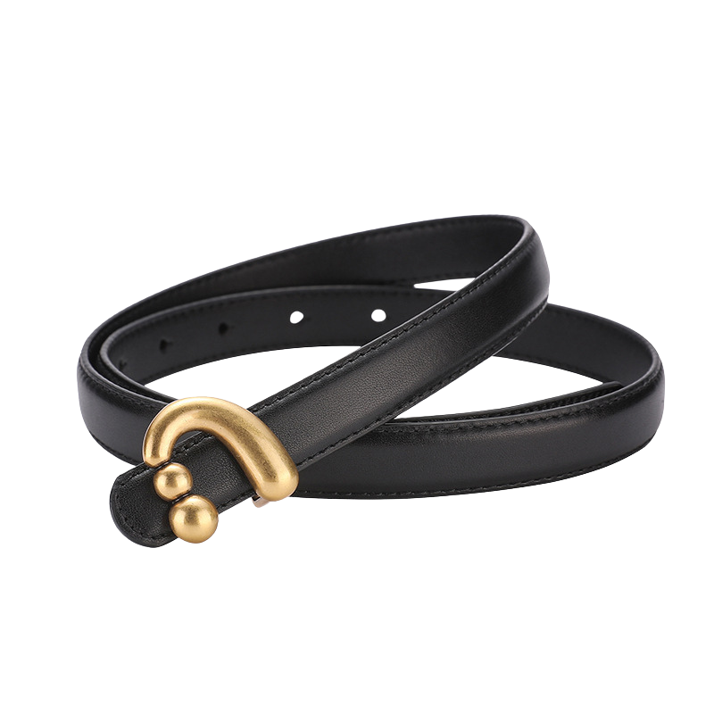 Ceinture femme Domitille en cuir noir avec boucle dorée asymétrique et deux boules décoratives, 1,8 cm de largeur.