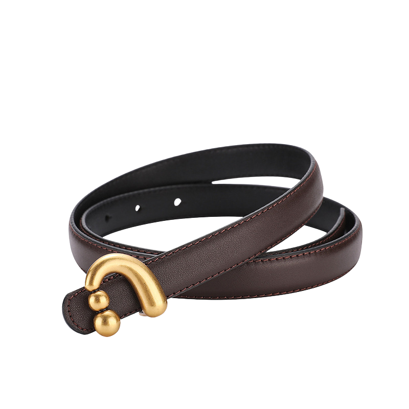 Ceinture femme Domitille en cuir marron foncé avec boucle dorée asymétrique et deux boules décoratives.