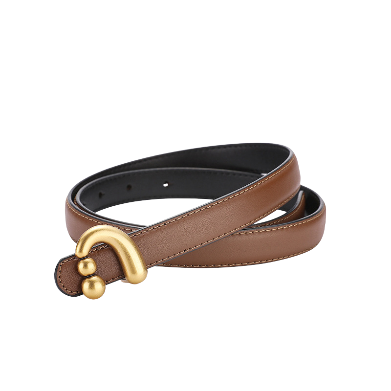Ceinture femme Domitille en cuir marron clair avec boucle dorée asymétrique et deux boules décoratives, style rétro