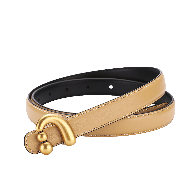 Ceinture femme Domitille en cuir beige avec boucle dorée asymétrique et deux boules décoratives.