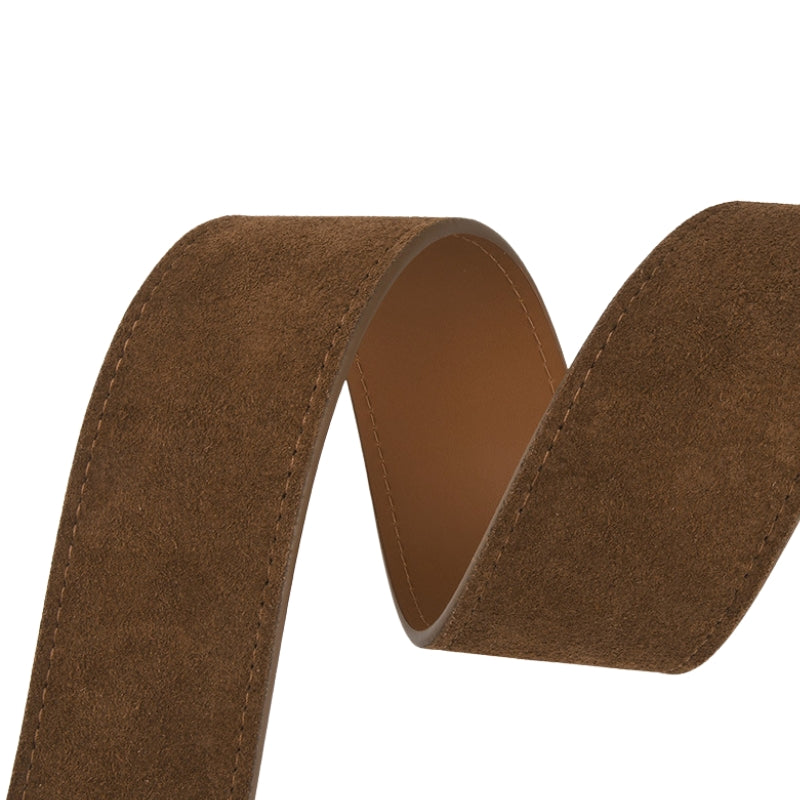 Ceinture Doriane en cuir suédé marron avec coutures apparentes et doublure lisse, sur fond blanc.