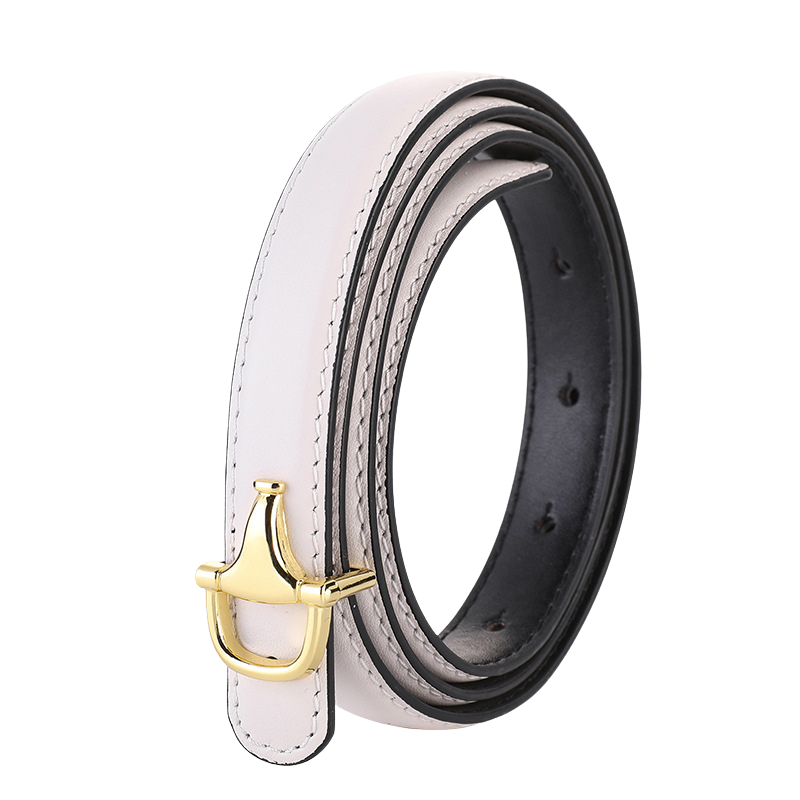 Ceinture fine blanche pour femme en cuir pleine fleur avec boucle dorée en forme de mors.