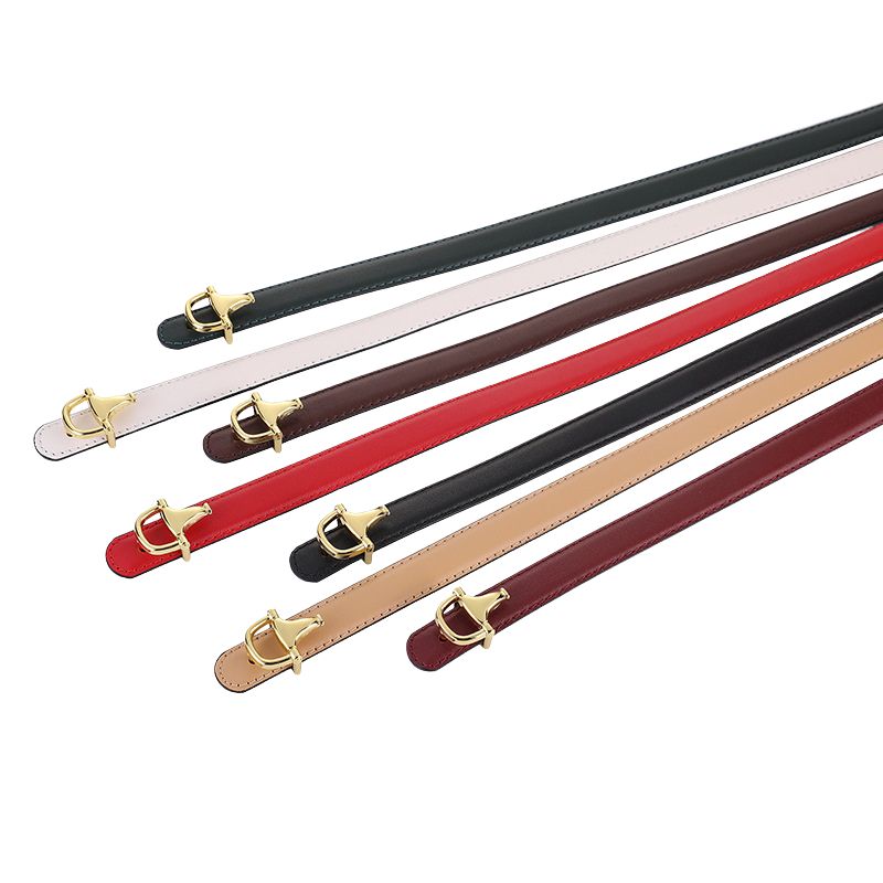Ceintures fines pour femme Douceur en cuir pleine fleur de vachette, disponibles en plusieurs coloris (noir, blanc, marron, rouge, beige, bordeaux) avec boucle dorée mors en T inversé.