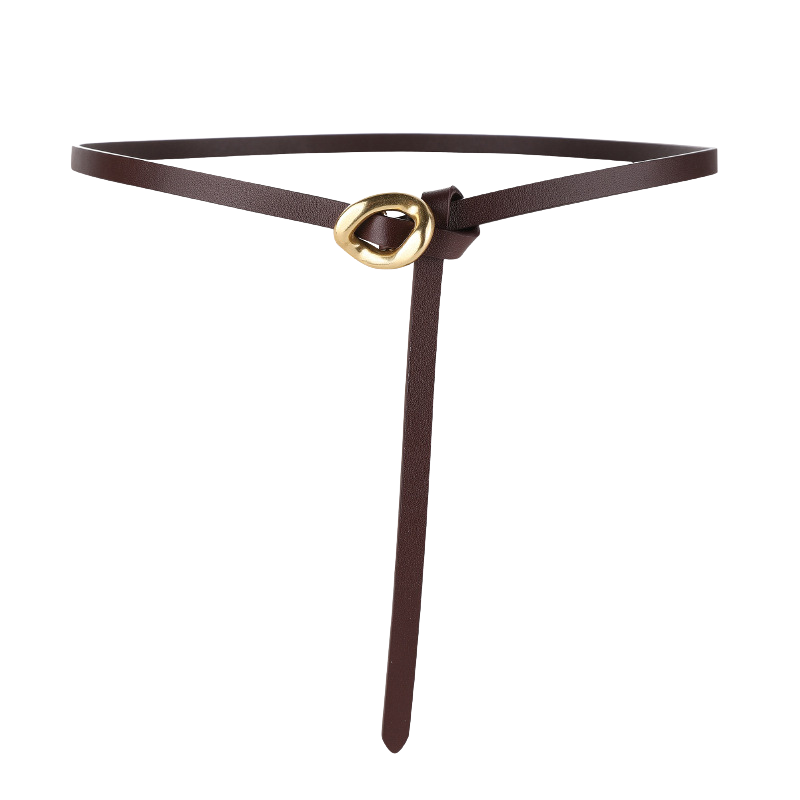 Ceinture fine femme Éblouie en cuir marron, avec une boucle dorée organique et un système de nouage sans trou.