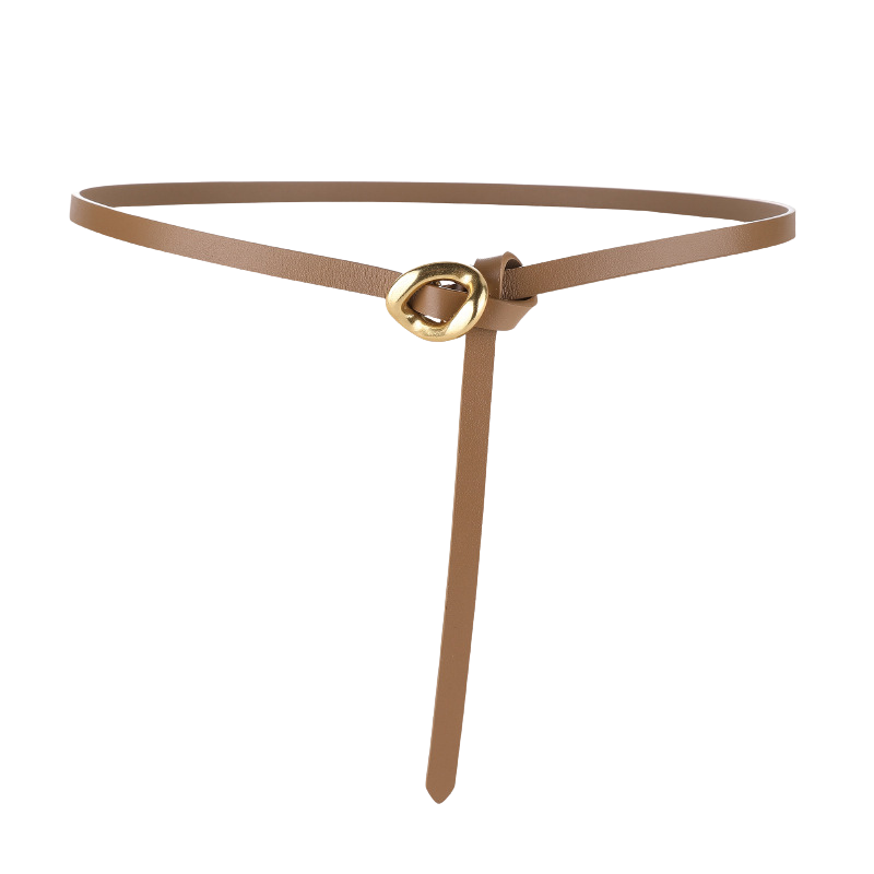 Ceinture Éblouie beige en cuir pleine fleur avec boucle dorée organique et système de nouage manuel.