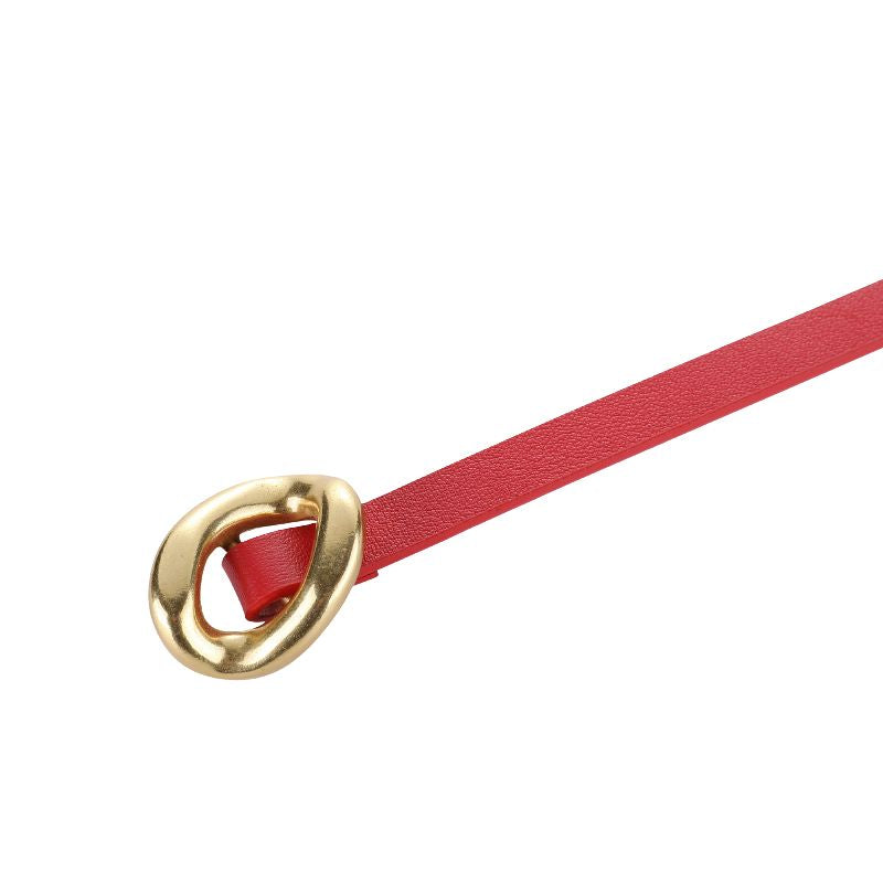 Ceinture femme Éblouie rouge en cuir avec boucle dorée organique et design minimaliste.