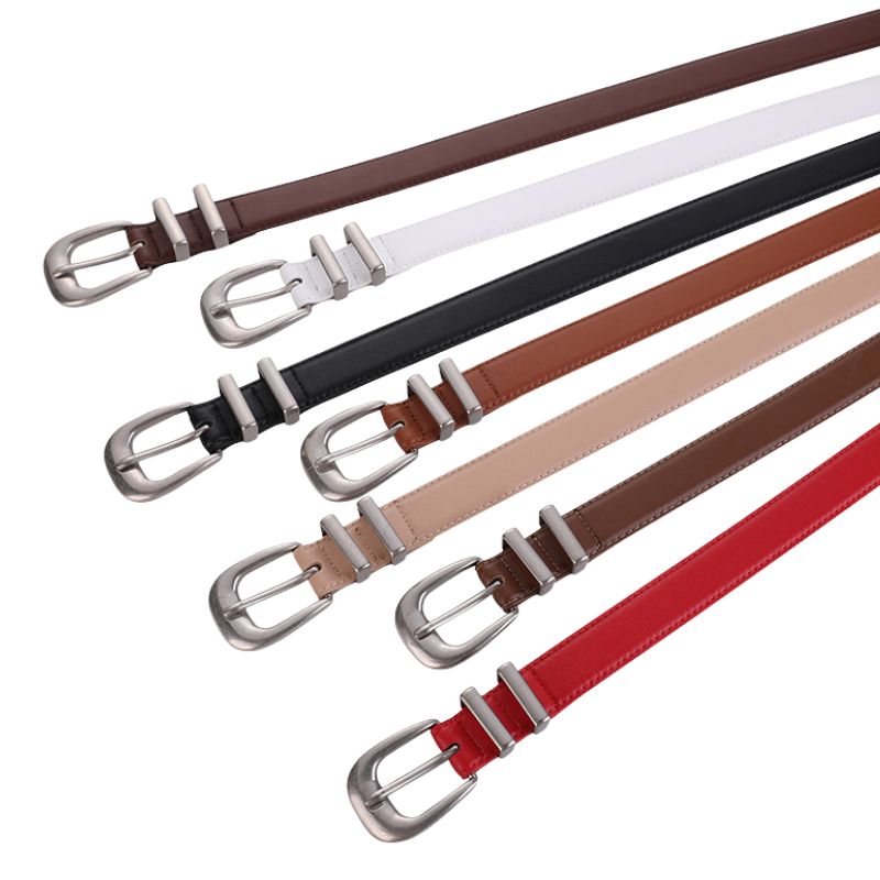 Collection de ceintures pour femmes Élégance en cuir refendu, proposées en plusieurs couleurs : marron foncé, blanc, noir, camel, marron clair et rouge. Chaque ceinture est dotée d'une boucle ardillon argentée au fini vieilli et de deux passants.