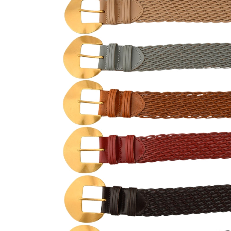 Ceinture Éliane en simili cuir tressé main, disponible en plusieurs couleurs (beige, gris, marron, rouge, noir) avec une boucle dorée mate en forme de C.