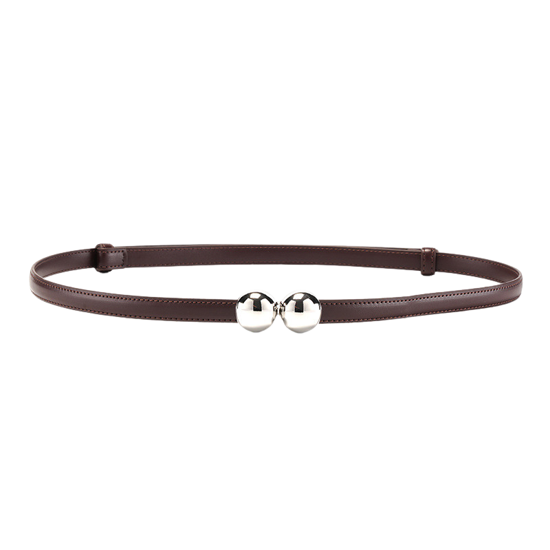 Ceinture fine pour femme Élise 3, en cuir lisse marron café, avec une boucle décorative argentée composée de deux boules.