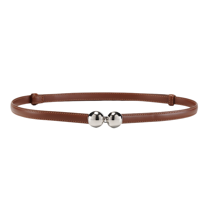 Ceinture fine en cuir marron pour femme, modèle Élise 3, avec une boucle décorative argentée composée de deux boules.