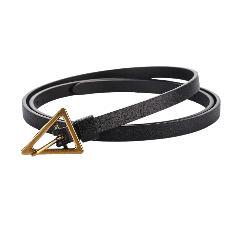 Ceinture fine noire Élodie en cuir pleine fleur avec boucle dorée vieillie en forme de triangle.