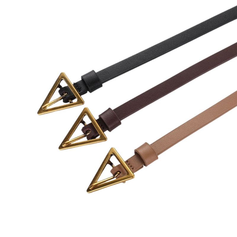 Trois ceintures fines pour femme Élodie en cuir noir, café et beige, dotées d'une boucle dorée vieilli en forme de triangle.