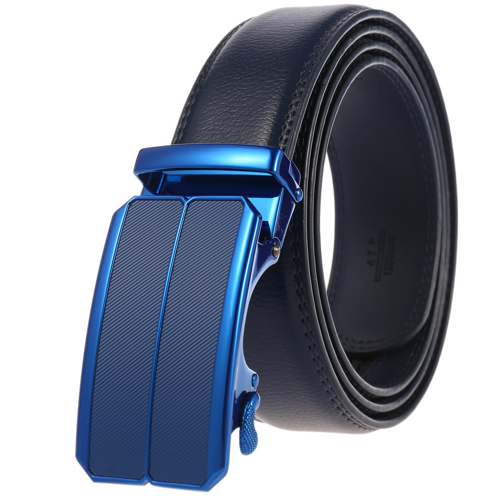 Ceinture homme Éloi 20 en cuir de vachette refendu, avec boucle automatique rectangulaire bleu vif et lanière texturée assortie. Le cuir de la ceinture est bleu marine. #fullwidth