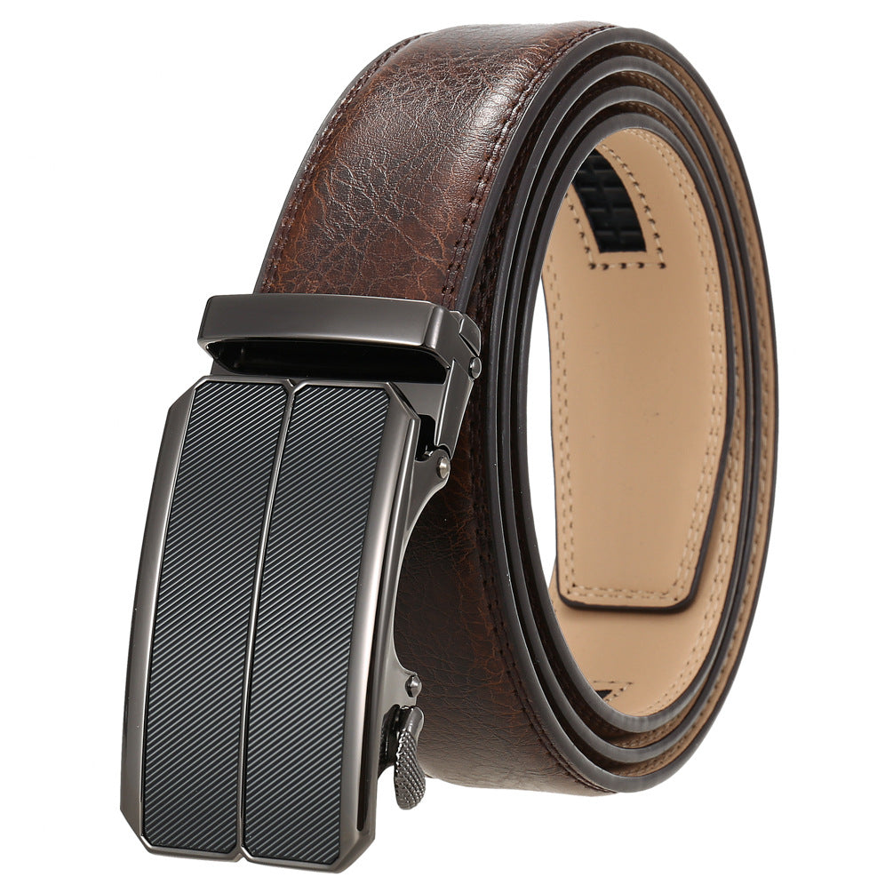 Ceinture homme Éloi 60 en cuir de vachette marron avec boucle automatique rectangulaire en métal anthracite à rayures fines. Texture vieillie et finition raffinée.