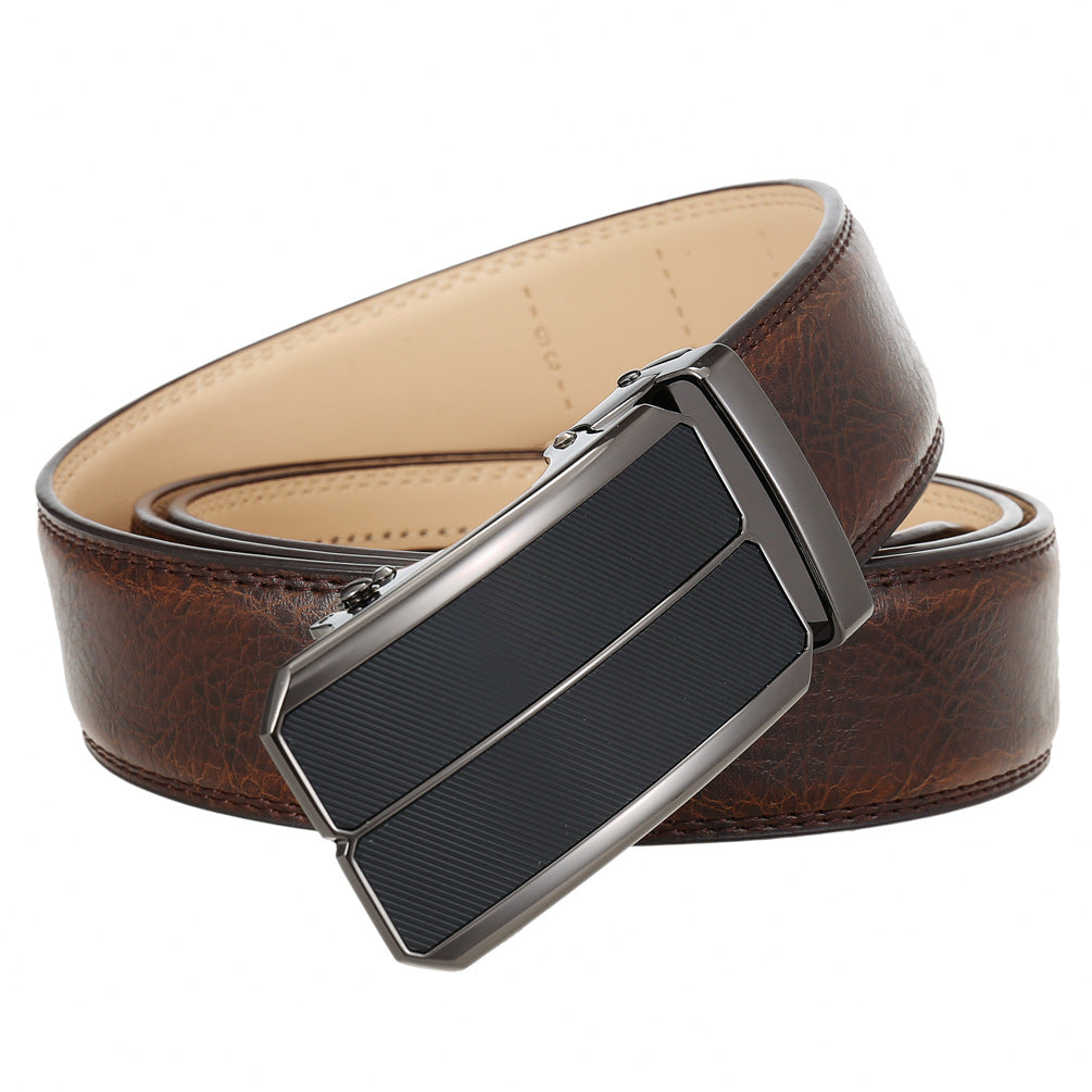Ceinture pour homme Éloi 60 en cuir de vachette marron avec boucle automatique rectangulaire noire et détails texturés.