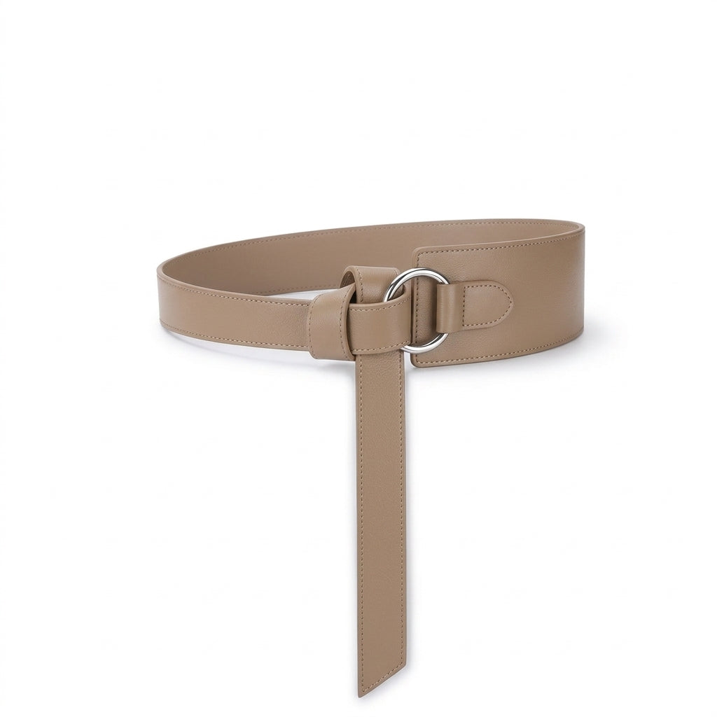 Ceinture large Elvire en cuir de vachette beige avec anneau métallique argenté pour un nouage élégant et structuré