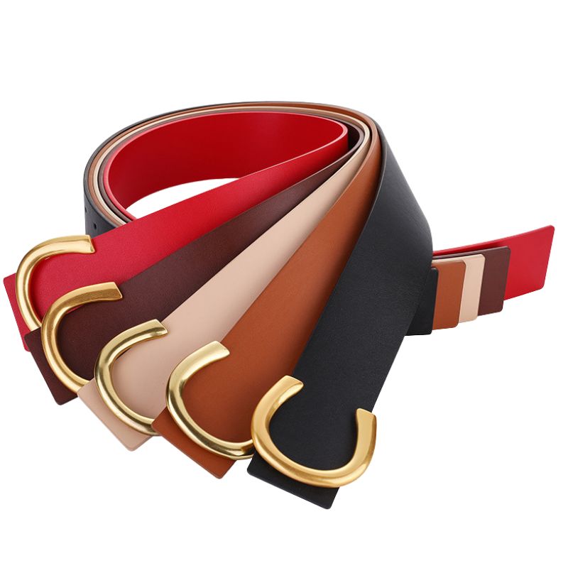 Ceinture Élyse large en cuir refendu avec finition daim, boucle décorative dorée en forme de C, disponible en plusieurs couleurs dont rouge, marron et noir.