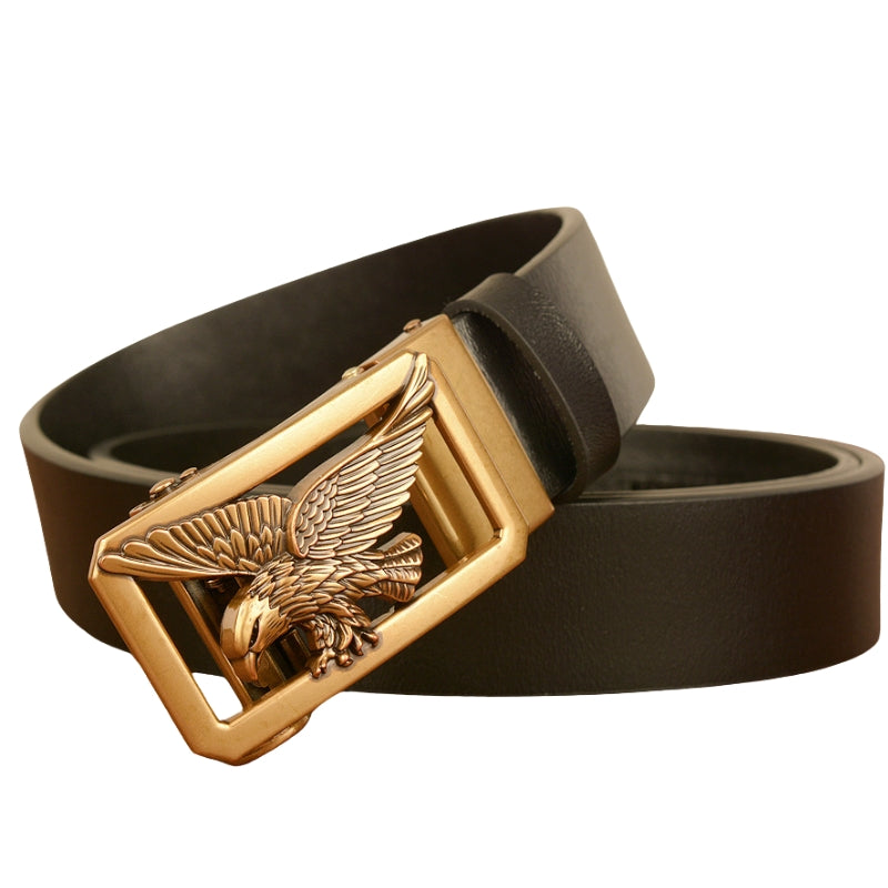 Ceinture homme Émeric en cuir noir avec boucle automatique rectangulaire dorée ornée d'un aigle ajouré en relief.