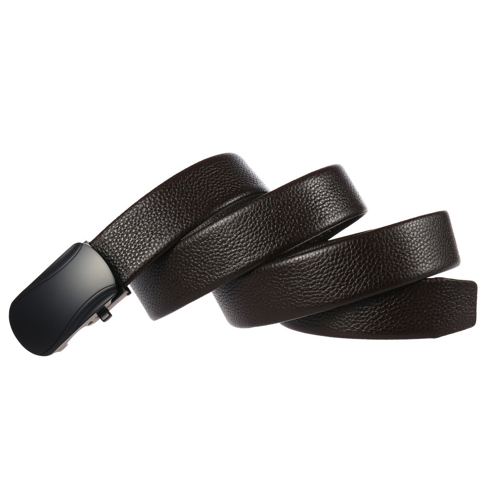 Ceinture homme Émilee en cuir refendu marron avec boucle automatique noire mate minimaliste.