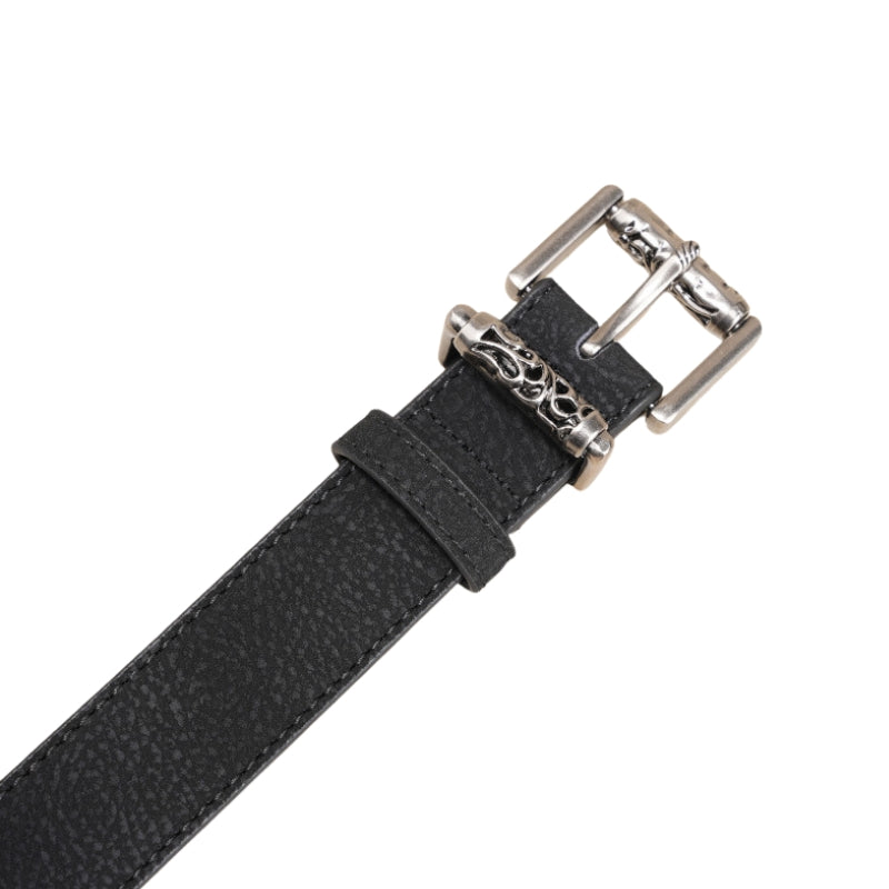 Ceinture femme Enchanteresse noire en cuir de vachette grainé avec boucle rectangulaire argentée ornée d'un motif ajouré.