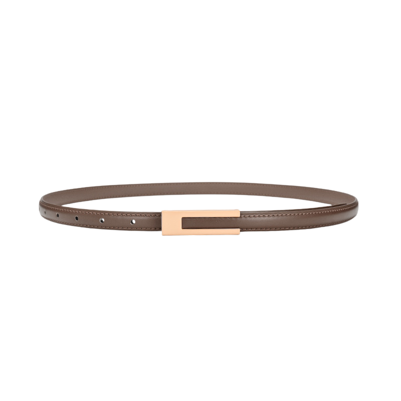 Ceinture fine Énora en cuir marron avec boucle dorée en forme de C, largeur 1,5 cm.