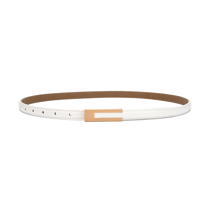 Ceinture fine Énora en cuir blanc avec une boucle dorée en alliage en forme de C minimaliste de lettre C, largeur 1.5 cm