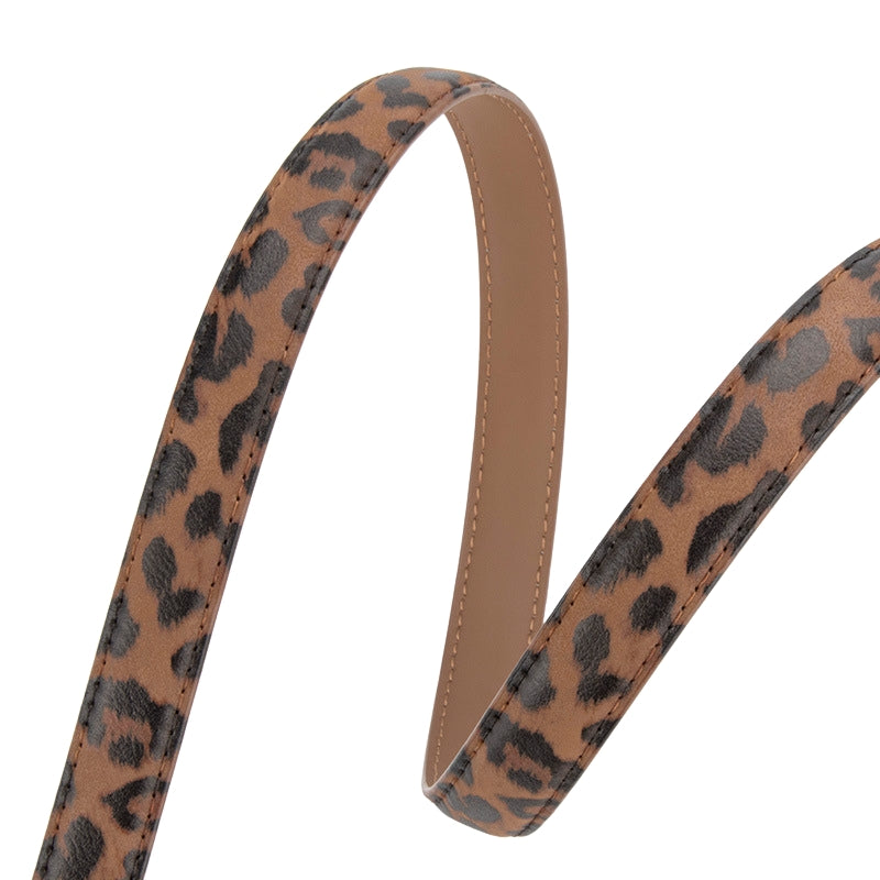 Ceinture Éternelle en cuir avec un motif léopard marron et noir, vue rapprochée.
