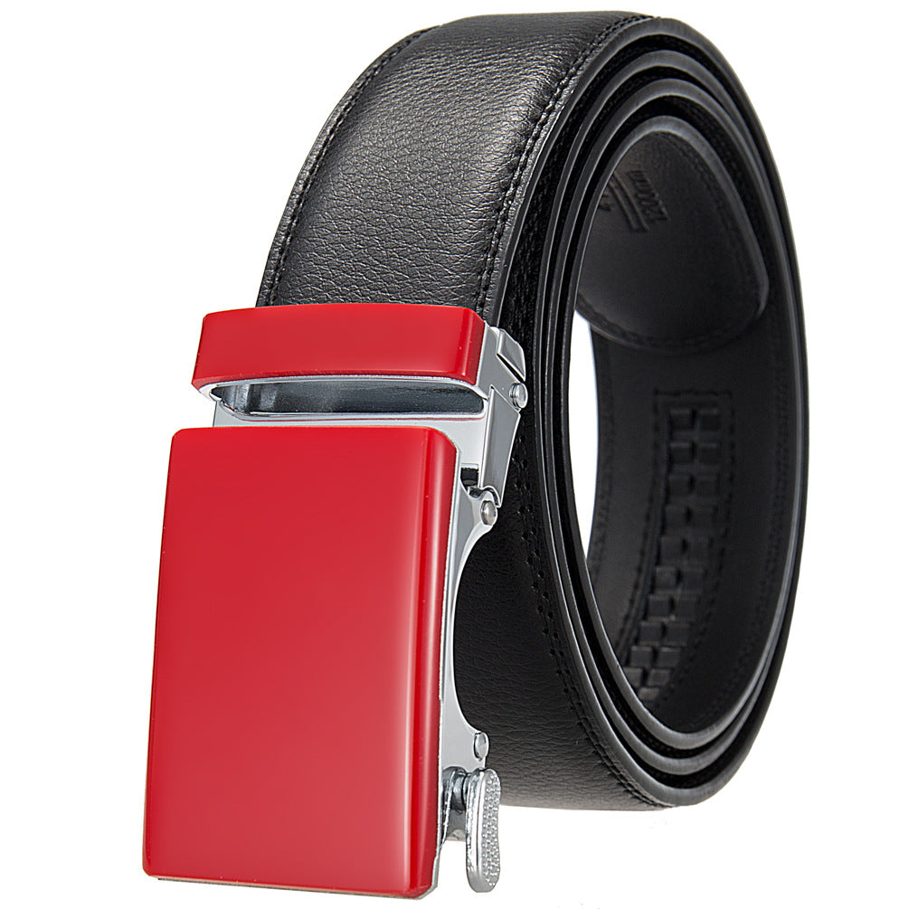 Ceinture Étoile 20 pour homme en cuir noir avec une boucle automatique rectangulaire rouge mate et chromée.